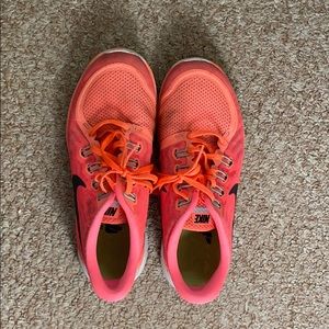 🌟used nike free runs size 8.5🌟